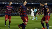 Selebrasi Lionel Messi (kiri) seusai mencetak gol bagi Barcelona pada pertandingan Grup E Liga Champions melawan AS Roma di Camp Nou, Rabu (25/11/2015) dini hari WIB. (Reuters/Albert Gea)
