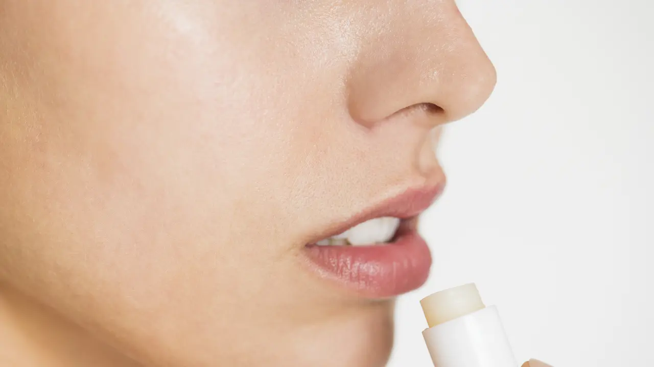 5 Tips Merawat Bibir Tetap Lembab Anti Kering (photo by freepik.com)