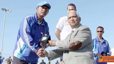 Citizen6, Lebanon: Girish Sinha selaku Director of Mission Support menyerahkan medali kepada Kasi Intel pada upacara penutupan turnamen. (Pengirim: Badarudin Bakri Badar)
