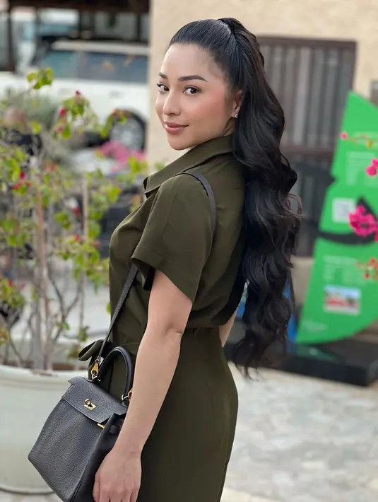 Di sini Nikita Willy menampilkan rambutnya yang super panjang berwarna hitam dan diikal. Ia menata rambutnya dengan gaya half-ponytail sehingga menghadirkan tampilan yang clean. [Foto: Instagram/hairbyranggayusuf]
