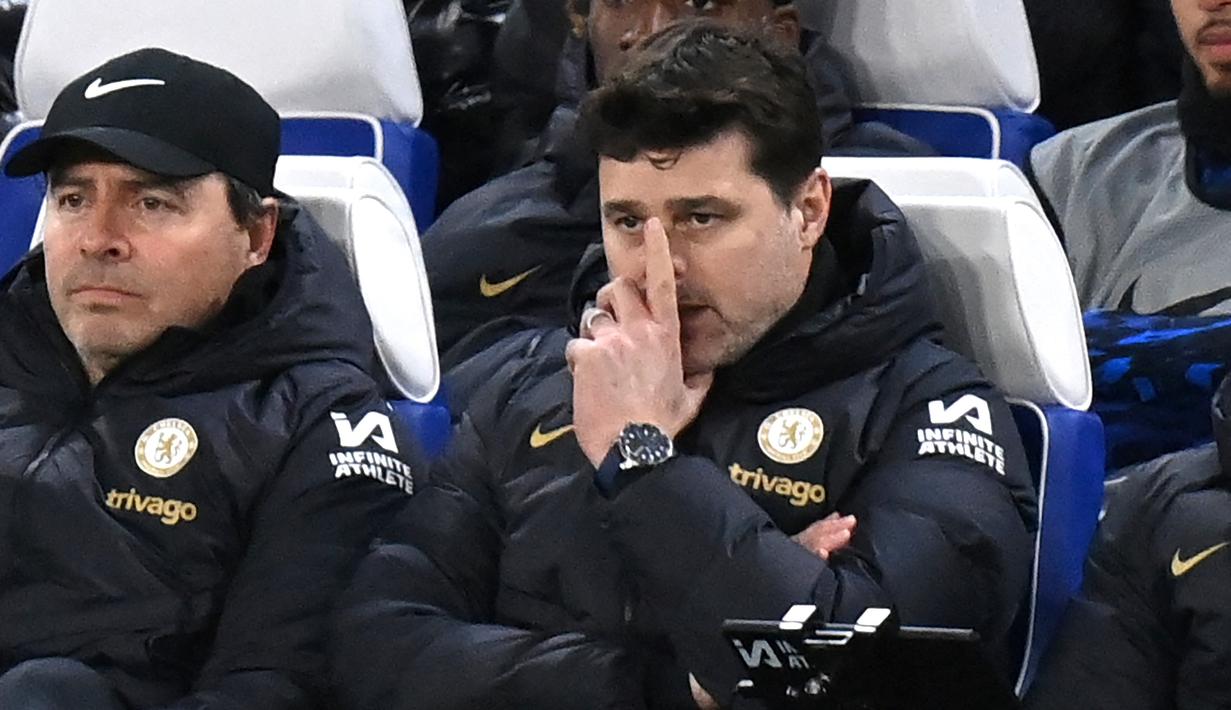 <p>Pelatih Chelsea, Mauricio Pochettino, tampak serius mengamati permainan anak asuhnya saat melawan melawan Leeds United dalam duel putaran kelima FA Cup 2023/2024 di Stadion, Kamis (29/2/2024). The Blues menang tipis dengan skor 3-2. (AFP/Glyn Kirk)</p>
