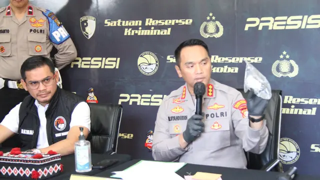 Kapolres Metro Jakarta Barat Kombes Pol M. Syahduddi menggelar keterangan pers terkait penangkapan artis sinetron Hud Filbert, Senin (17/4/2023).