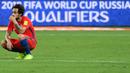 Gelandang Cile, Jorge Valdivia, tampak kecewa usai gagal lolos ke Piala Dunia 2018 setelah dikalahkan Brasil pada laga kualifikasi di Stadion Allianz Parque, Sao Paulo, Selasa (10/10/2017). Brasil menang 3-0 atas Cile. (AFP/Nelson Almeida)