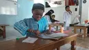 Ari 'si Kulit Ular' juga mengisi waktunya dengan mengaji di masjid dekat rumahnya, Tangerang. (Liputan6.com/Benedikta Desideria)