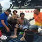 Tim SAR gabungan berhasil mengevakuasi salah satu korban tenggelam KM Marina Baru B2 di perairan antara Kolaka-Siwa. (Liputan6.com/Eka Hakim)