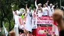 Pimpinan FPI Rizieq Shihab terlihat berada di atas mobil komando bersama dua Wakil Ketua DPR, Fahri Hamzah dan Fadli Zon ikut meneriakkan yel-yel saat melewati Balai Kota Jakarta menuju ke Istana Merdeka, Jumat (4/11). (Liputan6.com/Faizal Fanani)