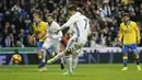 Cristiano Ronaldo mencetak dua gol pada menit  akhir membuat Real Madrid selamat dari kekalahan melawan Las Palmas pada lanjutan La Liga Spanyol di Santiago Bernabeu stadium, Madrid, (1/3/2017). Madrid bermain imbang 3-3.  (AP/Paul White)