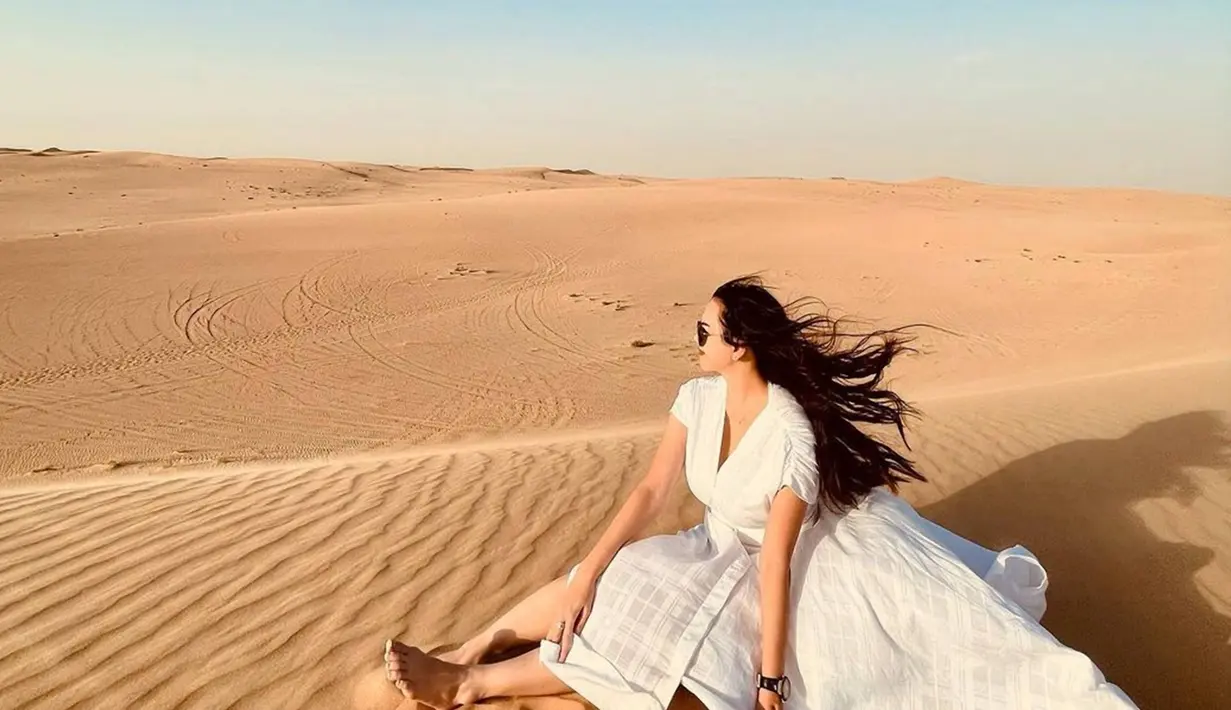 Dubai, memang menjadi salah satu tempat yang memiliki banyak daya tarik wisata untuk dikunjungi para selebriti Indonesia. Memiliki sebuah bangunan pencakar langit yang ikonik, seperti Burj Khalifa, momen seru bermain di padang gurun memang tidak bisa dilewatkan seperti potret Aura Kasih ini. (Liputan6.com/IG/aurakasih)