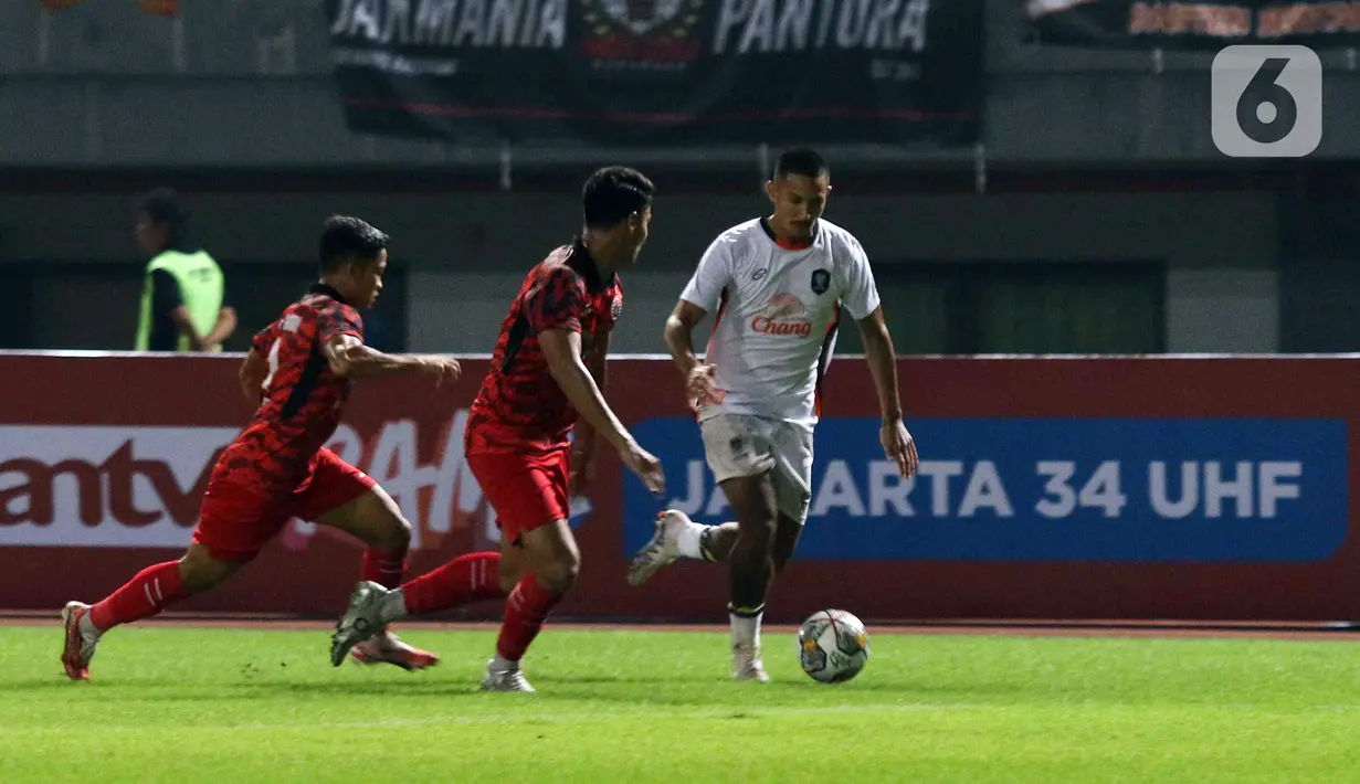 Ratchaburi kembali mengancam di akhir babak pertama. Beruntung bagi Persija, sundulan yang dilepaskan pemain depannya Sitticho Kannoo masih melambung di awatas gawang. Skor kacamata pun bertahan sampai turun minum. (Liputan6.com/Herman Zakharia)