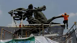 Balai Konservasi Dinas Pariwisata dan Budaya Pemprov DKI Jakarta menjelaskan proses pembersihan patung dengan tinggi total 9,4 meter ini akan dibersihkan selama 4 hari, Senin (22/09/2014) (Liputan6.com/Faizal Fanani)