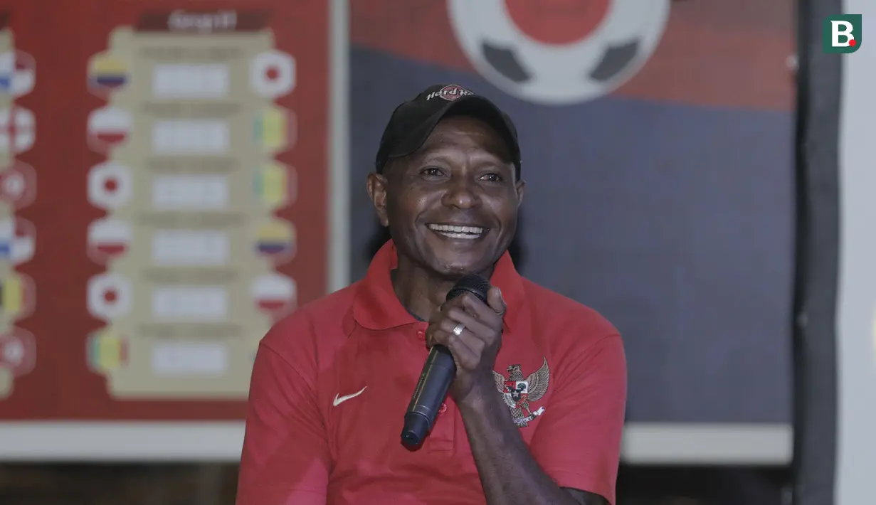 Mantan pemain Timnas Indonesia, Alexander Pulalo, saat nobar final Piala Dunia di Hotel Novotel, Tangerang, Minggu, (15/6/2018). Prancis menjadi juara Piala Dunia 2018 usai mengalahkan Kroasia 4-2. (Bola.com/M Iqbal Ichsan)