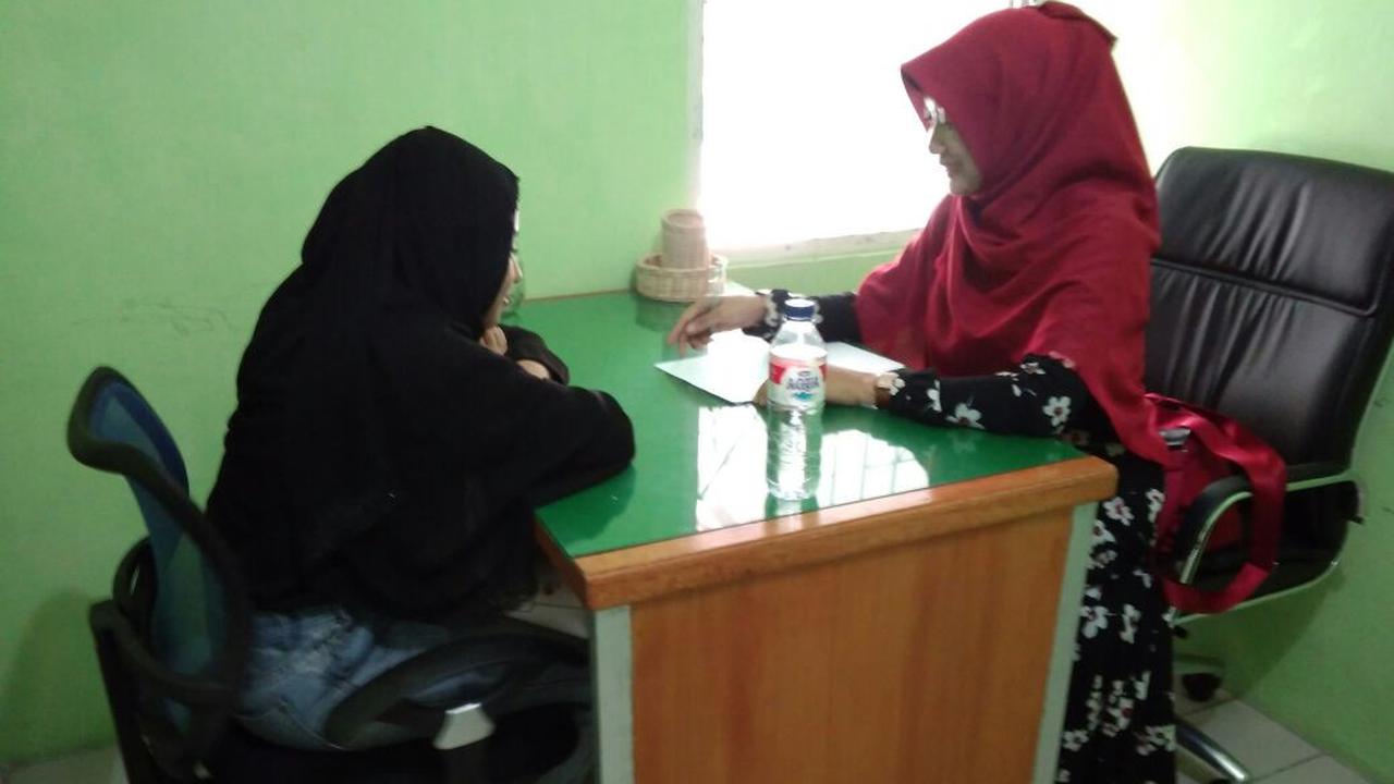 RSZ (jilbab hitam), saat sedang diperiksa oleh psikolog (Fauzan/Liputan6.com)