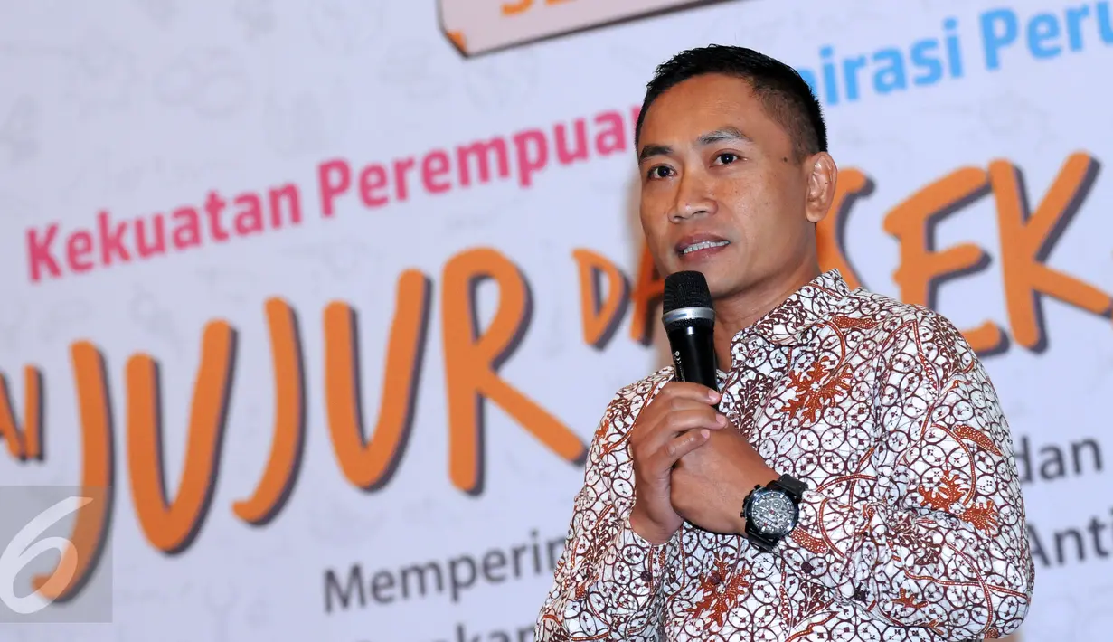 Bupati Batang, Yoyok Riyo Sudibyo memberi keterangan saat seminar Kekuatan Perempuan Inspirasi Perubahan di Jakarta, Sabtu (23/4/2016). Diskusi ini bagian peringatan 2 tahun gerakan Saya Perempuan Anti Korupsi. (Liputan6.com/Helmi Fithriansyah)