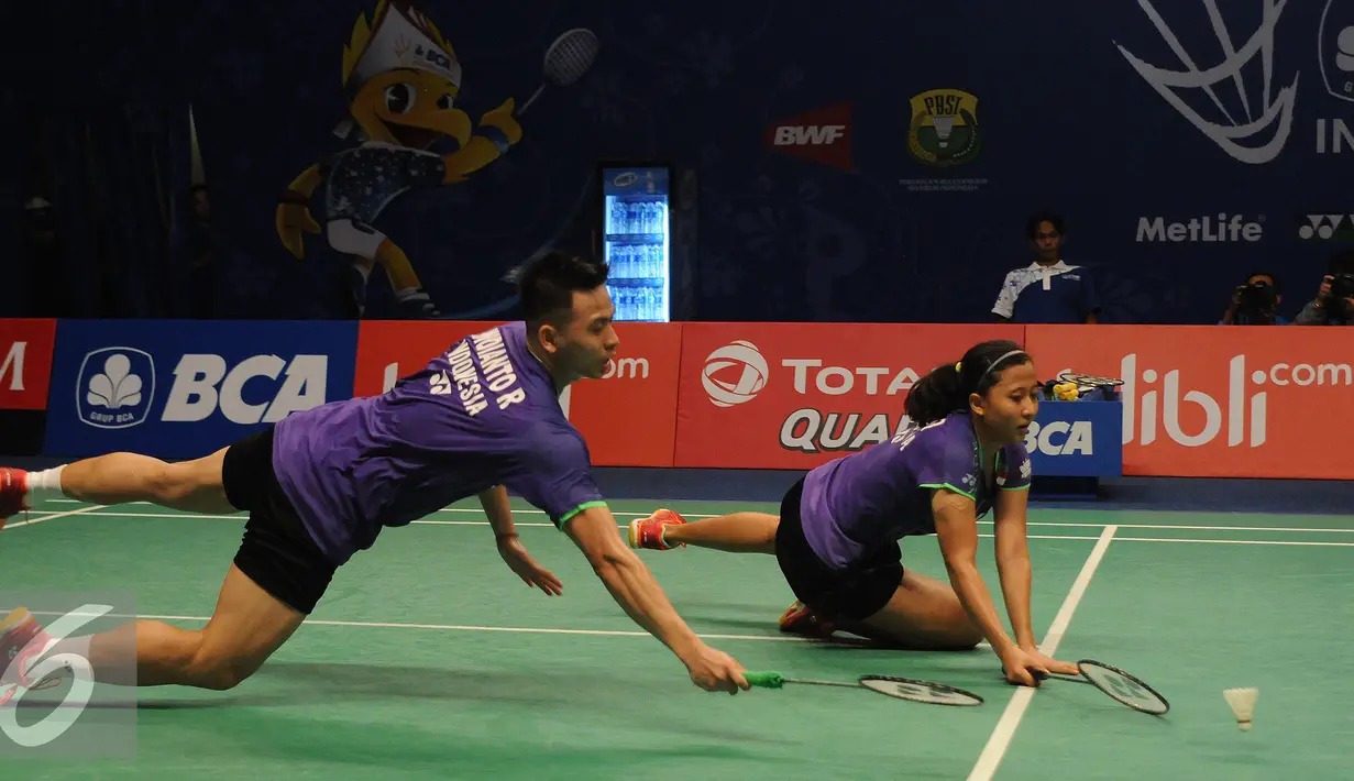 Ganda campuran Indonesia, Riky Widianto dan Richi Puspita Dili berusaha mengembalikan bola ke arah Lee Chun Hei/Chau Hoi Wah (Hongkong) di BCA Indonesia Open, Jakarta, (31/5). Riky/Richi unggul 21-13, 14-21, 21-18. (Liputan6.com/Helmi Fithriansyah)