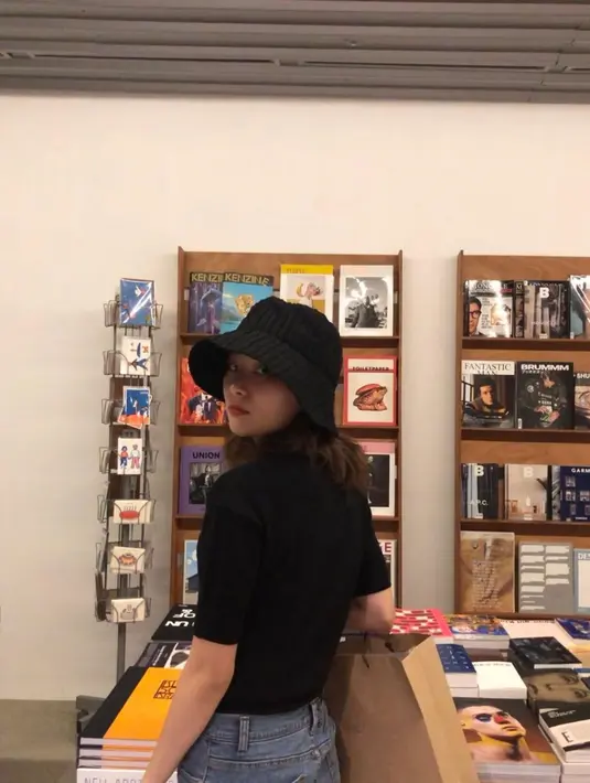 Kombinasi black & denim nggak pernah gagal. Bisa pilih knitted blouse yang dipadukan celana jeans dan bucket hat untuk tampil nyaman saat library date. Seperti Seulgi RedVelvet ini. [@hi_sseulgi]