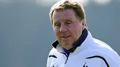 Senyum manajer Tottenham Hotspur Harry Redknapp menyaksikan anak-anak asuhnya berlatih pada 8 Maret 2011, sehari jelang laga kontra AC Milan pada leg kedua Liga Champions. AFP PHOTO/GLYN KIRK