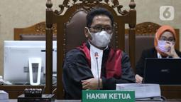 Majelis Hakim Pengadilan Tipikor Jakarta mengenakan masker saat menyimak pembacaan tuntutan terhadap Gubernur nonaktif Kepulauan Riau (Kepri) Nurdin Basirun, Rabu (18/3/2020). JPU KPK menuntut Nurdin Basirun dengan hukuman enam tahun penjara serta denda Rp250 juta. (Liputan6.com/Helmi Fithriansyah)