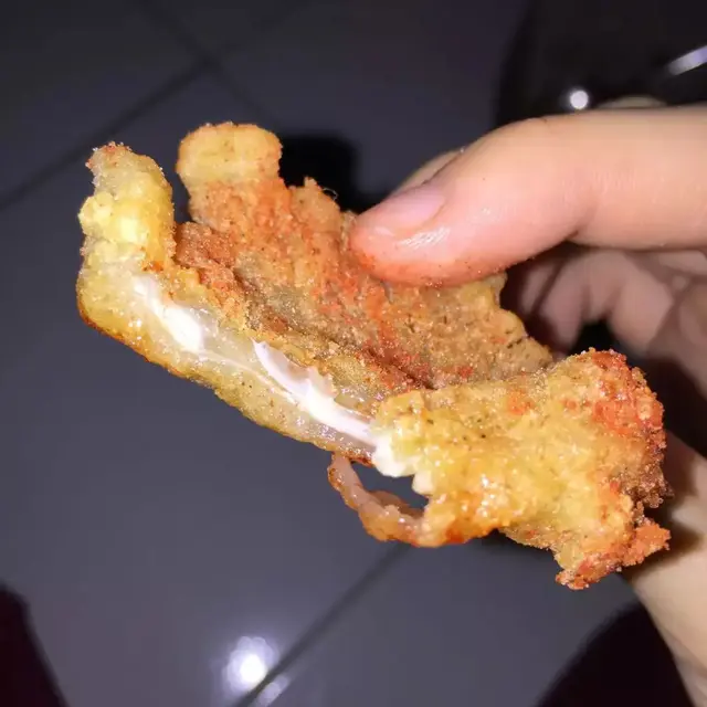 6 Potret Gorengan Lebih Banyak Tepung daripada Isi Ini Bikin Senyum Tipis