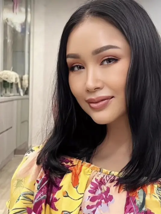 Wajahnya terlihat lebih muda dengan dagu dan pipi yang lebih tirus. Mata pun terlihat segar dengan makeup minimalisnya.  (@ti2dj)