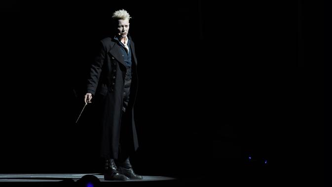 Aktor Johnny Depp menyampaikan monolog sebagai tokoh penyihir hitam Grindelwald dalam ajang Comic-Con di San Diego, 21 Juli 2018. Depp membuat pengunjung terkejut ketika ia keluar dari dengan rambut pirang dan kostum. (Photo by Chris Pizzello/Invision/AP)