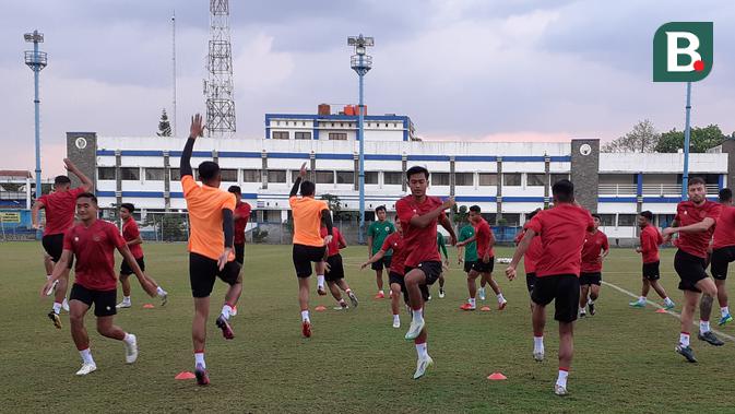 Timnas Indonesia menjalani latihan di Stadion Persib, Jalan Ahmad Yani, Kota Bandung, Senin (19/9/2022) sore untuk persiapan laga FIFA Matchday melawan Curacao. (Bola.com/Erwin Snaz)