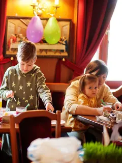 Mengisi waktu ngabuburit dengan aktivitas yang kreatif bukan hanya membuat anak lebih produktif, tetapi juga membantu mereka memahami nilai-nilai Ramadan seperti kesabaran, berbagi, dan rasa syukur. (foto/dok: freepik)