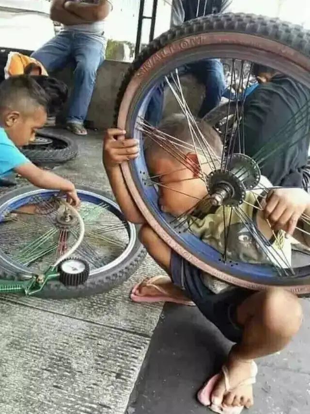 6 Potret Absurd Anak-Anak Bertingkah Menyusahkan Diri Sendiri Ini Kocak