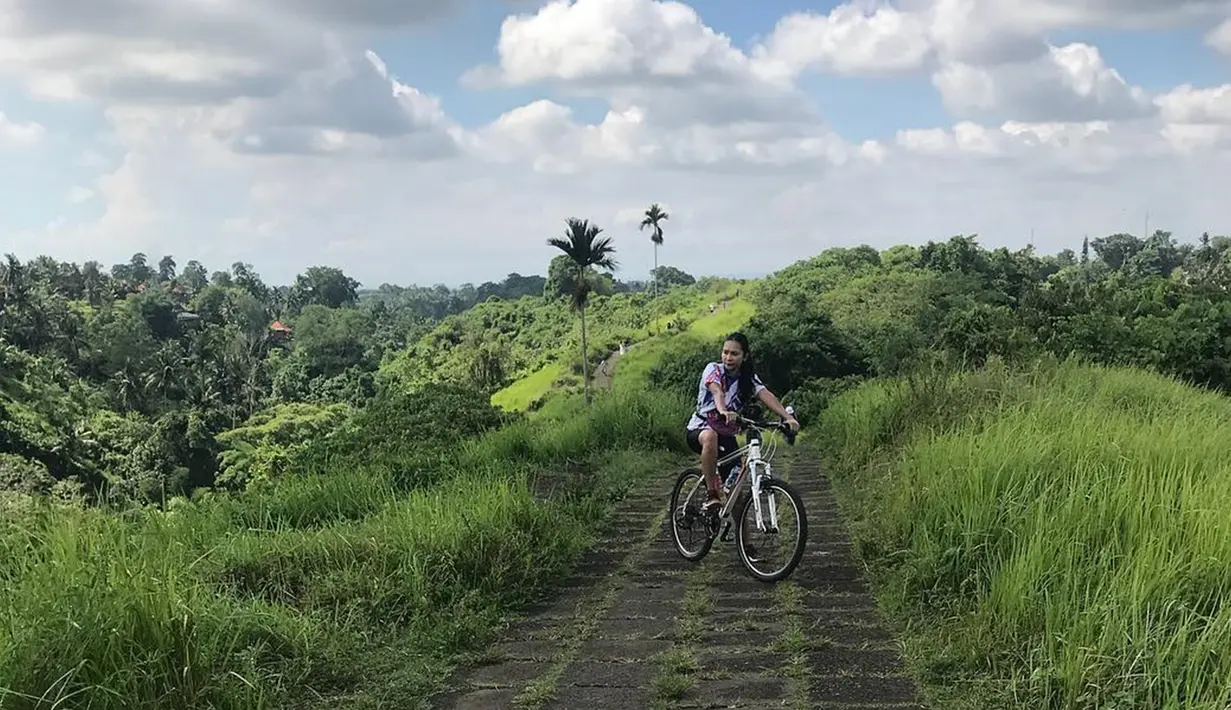Momen liburan yang dibagikan kebanyakan bernuansa alam dan kota yang indah. Beraneka ragam kegiatan pun Mey Chan lakukan untuk benar-benar menikmati keindahannya secara maksimal. Tak tanggung-tanggung, mulai bersepeda di pedesaan hingga menyelam kerap dilakukannya.(Liputan6.com/IG/@ditaofficial.id)