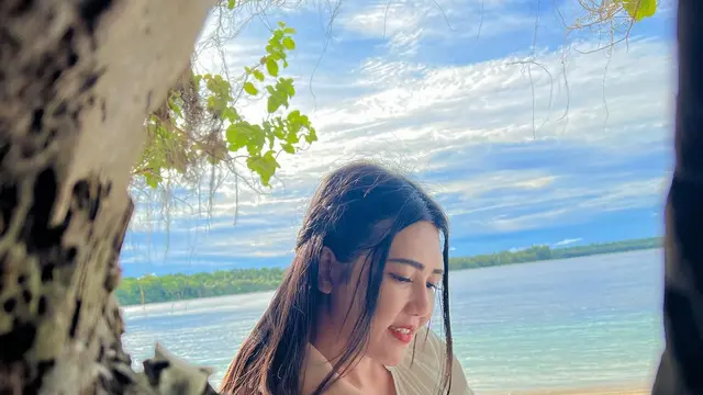6 Potret Liburan Via Vallen dan Chevra Yolandi di Papua, Makin Romantis
