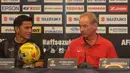 Tatapan Pelatih Thailand, Kiatisuk Senamuang, ke arah pelatih Timnas Indonesia, Alfred Riedl, saat konferensi pers di Hotel Aston, Sentul. (13/12/2016). (Bola.com/Nicklas Hanoatubun)