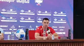 Emil Audero Mulyadi jadi salah satu bintang laga dengan melakukan penyelamatan penalti Oman. (Liputan6.com/Dimas Ramadhan)