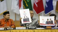 Komisioner KPU Hasyim Asy'ari (tengah) menunjukkan desain pasangan capres nomor urut 02 saat rapat di Gedung KPU, Jakarta, Senin (29/10). Rapat dihadiri perwakilan partai politik peserta Pemilu 2019. (Liputan6.com/Angga Yuniar)