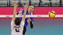 Pemain Timnas voli putri Kazakhstan, Sana Anarkulova melepaskan spike yang berhasil menembus blok pemain Indonesia, Geofanny Eka pada laga Grup B AVC Challenge Cup 2024 di Rizal Memorial Coliseum, Manila, Filipina, Sabtu (25/5/2024). Kazakhstan menang 3-0 (25-17, 25-13, 25-22). (Asian Volleyball Confederation)