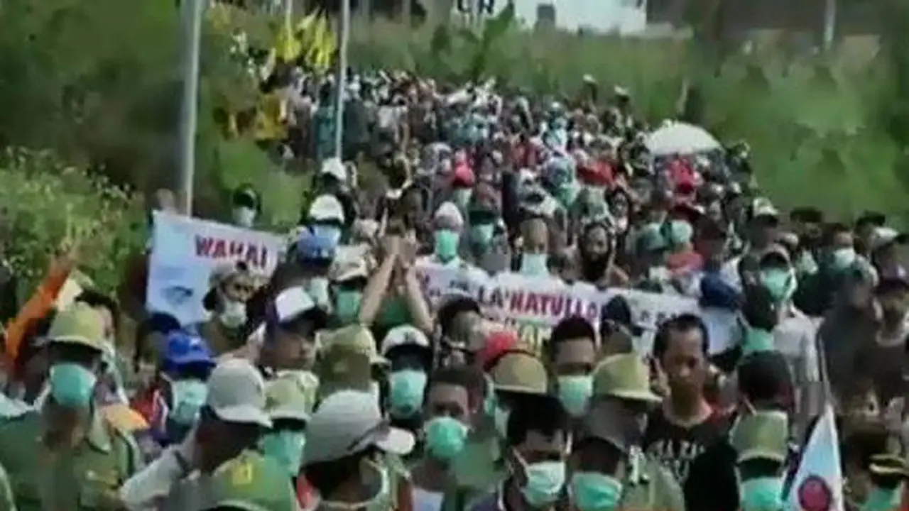 Ribuan Warga Mojokerto Tuntut Penutupan Pabrik Karet