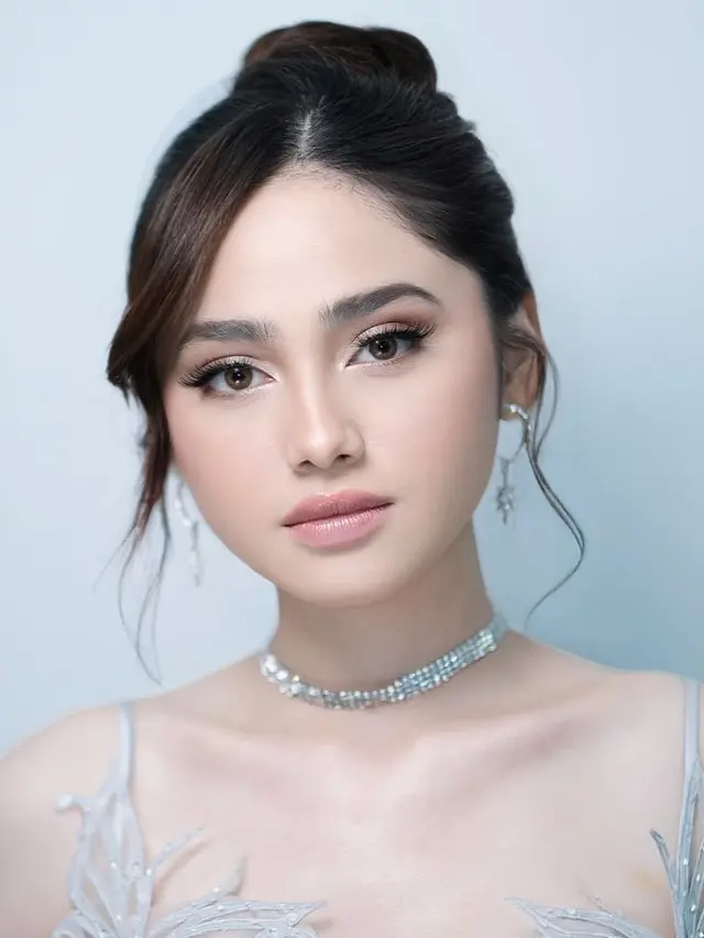 Syifa Hadju Kenakan Kerudung dan Mini Dress. [@leoafandi_]