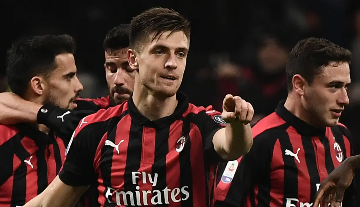 Selebrasi Krzysztof Piatek usai mencetak gol ke gawang Cagliari pada laga lanjutan Serie A yang berlangsung di stadion San Siro, Milan, Senin (11/2). AC Milan menang 3-0 atas Cagliari. (AFP/Marco Bertorello)