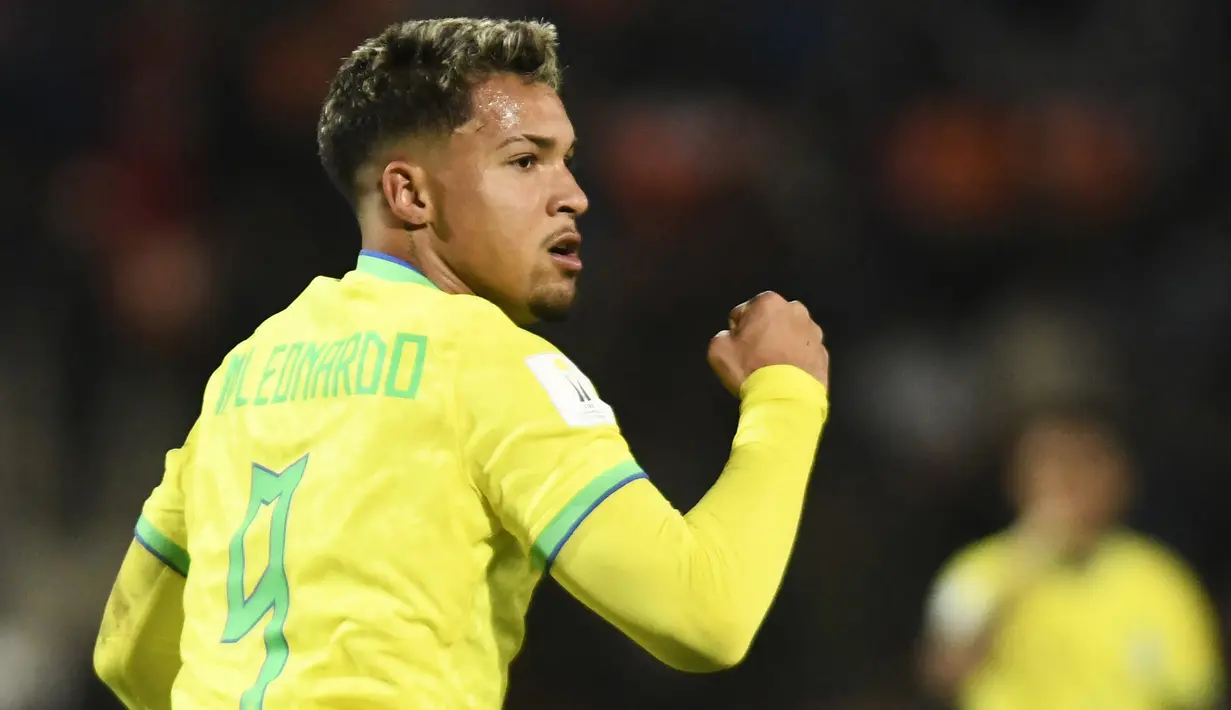 Selebrasi striker Timnas Brasil U-20, Marcos Leandro setelah mencetak gol kedua Brasil ke gawang Timnas Italia U-20 pada laga Grup D Piala Dunia U-20 2023 di Malvinas Argentinas Stadium, Mendoza, Argentina, Minggu (21/5/2023). (AFP/Andres Larrovere)