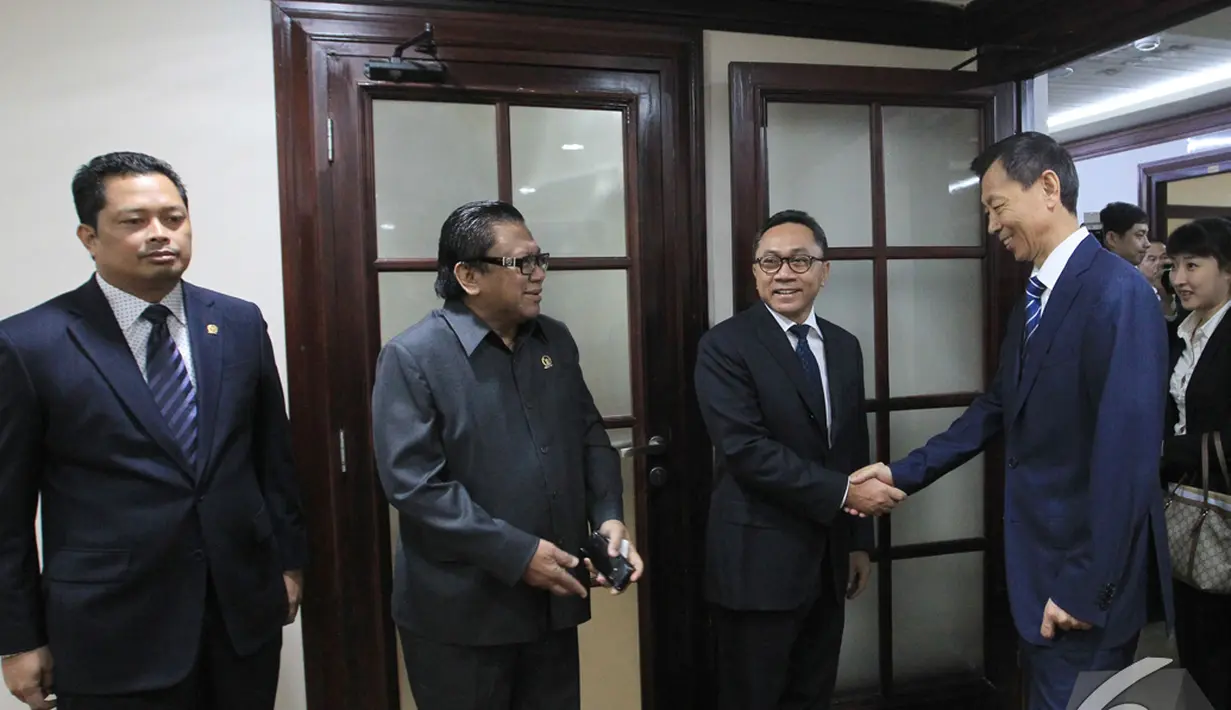 Ketua MPR RI Zulkifli Hasan (ketiga kiri) didampingi Wakil Ketua Oesman Sapta Odang (kedua kiri) dan Mahyudin (kiri) menerima kunjungan delegasi parlemen China, Jakarta, Selasa (9/12/2014). (Liputan6.com/Andrian M Tunay)