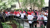 Jokowi Bagi Buku ke Pengunjung Kebun Binatang Ragunan