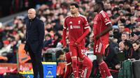 Arne Slot (kiri) bersiap-siap melakukan pergantian pemain saat Liverpool menghadapi Barnsley pada lanjutan Piala FA 2025/2026 di Anfield, Selasa (13/1/2026) dini hari WIB. (PETER POWELL / AFP)