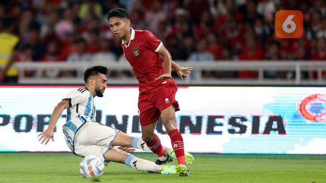 Foto: Aksi Jatuh Bangun Marselino Ferdinan saat Hadapi Argentina, Catatkan Statistik Apik hingga Dipuji Jurnalis Inggris