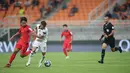 Pemain timnas  Amerika Serikat U-17 David Vazquez berebut bola dengan pemain timnas Korea Selatan U-17 Jehoon Cha pada laga pertama Grup E Piala Dunia U-17 2023 di Jakarta International Stadium, Jakarta, Minggu (12/11/2023) WIB. (Doc. LOC WCU17/BRY)