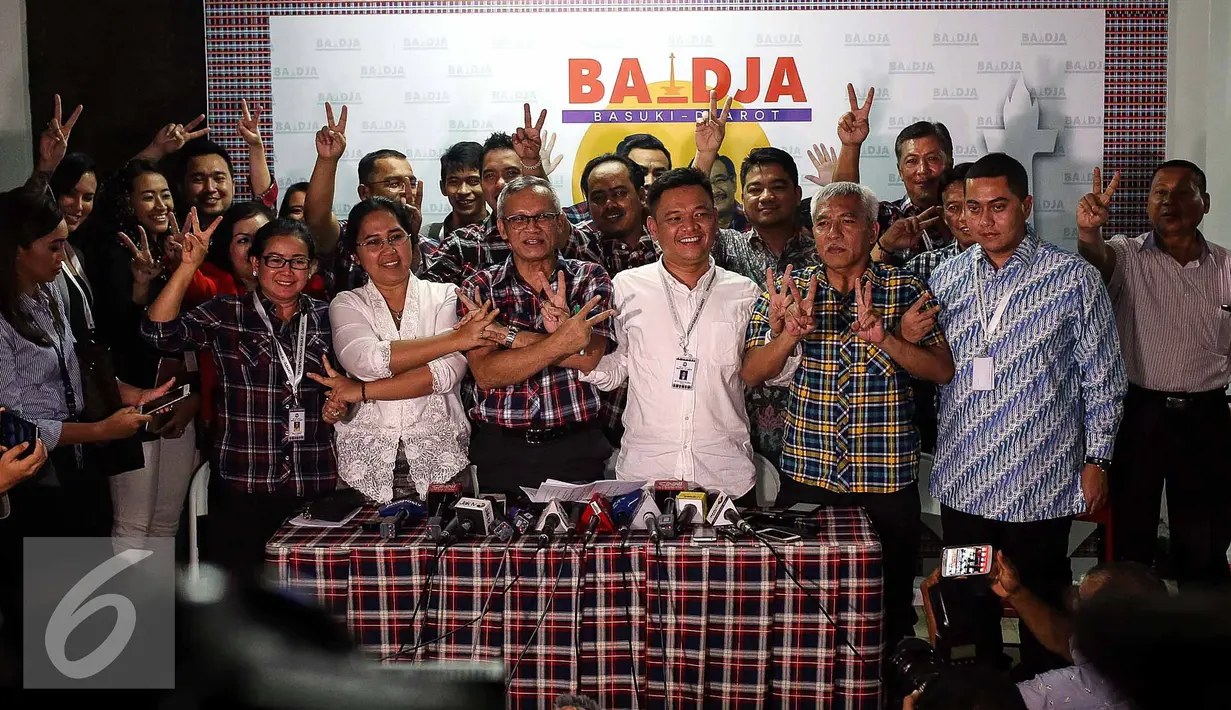 Tim pemenangan Ahok-Djarot foto bersama usai memberikan keterangan pers terkait penetapan tersangka Basuki Tjahaja Purnama atau Ahok oleh Bareskrim Polri di Jalan Borobudur 18, Jakarta Pusat, Rabu (16/11). (Liputan6.com/Faizal Fanani)