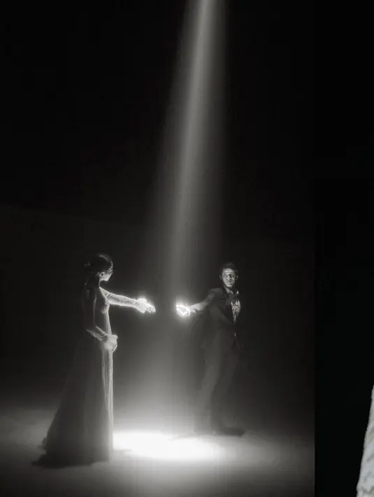 Jonathan Christie tampil gentleman mengenakan setelan jas hitam dan celana panjangnya, dipadukan dengan kemeja putih polos. Foto: Instagram.