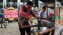 Selain itu juga membawa dua tukang nasi goreng sebagai sindiran terhadap Firli yang suka memasak nasi goreng. Satu karangan bunga juga menghiasi aksi tersebut. (Liputan6.com/Faizal Fanani)
