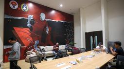 Sejumlah wartawan sedang bekerja di dalam media center PSSI setelah&nbsp;Konferensi Pers Update FIFA Match Day dan Hal yang Lainnya di GBK Arena, Senayan, Jakarta, Jumat (10/03/2023). (Bola.com/Bagaskara Lazuardi)