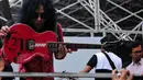 Ivan gitaris band RI I (dahulu Bumerang, red.) memamerkan gitar kebanggaannya yang bergambarkan Jokowi (Liputan6.com/Johan Tallo)