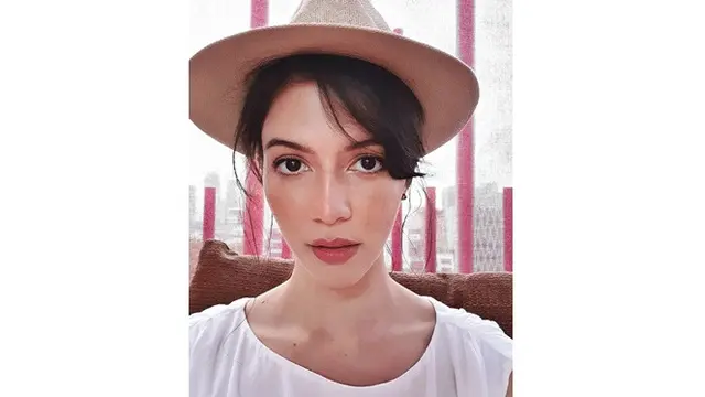 Dipuji Roy Marten, Ini 6 Pesona Juria Hartmans dengan Makeup Tebal
