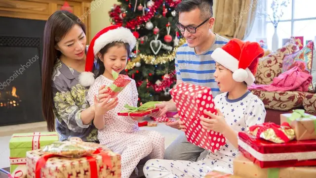 Keluarga bahagia merayakan natal
