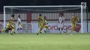 Pemain Bhayangkara FC, M Hargianto (tengah) merayakan gol ke gawang Mitra Kukar pada lanjutan Go-Jek Liga 1 Indonesia 2018 bersama Bukalapak di Stadion PTIK Jakarta, Kamis (17/5). Bhayangkara FC unggul 1-0. (Liputan6.com/Helmi Fithriansyah)